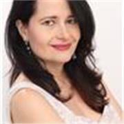 Profesora de portugués imparte clases a alumnos de todos los niveles