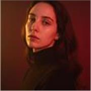 Profesora de interpretación y actriz musical polivalente y versátil. 