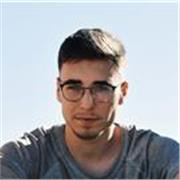 Estudiante de ingeniería da clases de matemáticas, tecnología y asignaturas de universidad
