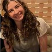 Profesora de inglés imparte clases particulares a personas de todas las edades