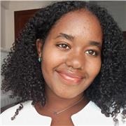 Profesora de lengua castellana y literatura imparte clase a niños de primaria