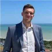 Laureato magistrale in economia e finanza impartisce lezioni per studenti di istituti tecnici