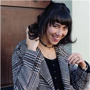 Laureata in Scienze Linguistiche (Inglese e Spagnolo C1)