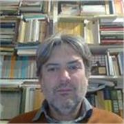 Docente di storia impartisce lezioni agli studenti di Liceo