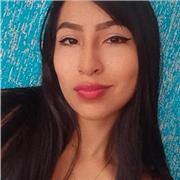 Profeslra de inglés imparte clases a niños pequeños