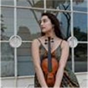 Diplomata al conservatorio e all’Accademia di Santa Cecilia, accompagno studenti di ogni livello nello studio del violino.