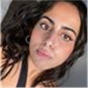 Profesora que imparte clases a primaria e infantil