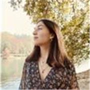 Insegnante di hatha yoga e vinyasa, respirazione e rilassamento