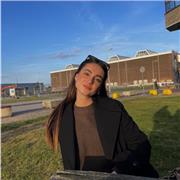 Hola, me llamo María y tengo 22 años. Soy estudiante de un doble grado en Humanidades y Traducción e Interpretación en inglés y fr
