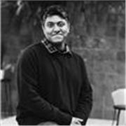 Experienced architecture tutor teaching students and design enthusiasts