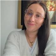 Profesora enfocada en apoyar procesos de lectura y escritura de los diferentes grados