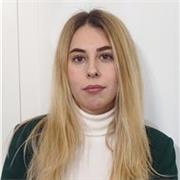 Insegnante di biologia impartisce lezioni a studenti dalle elementari al liceo, anche per studenti DSA