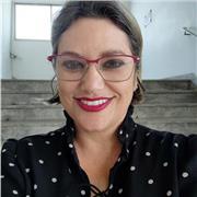 Professora de inglês ensina adolescentes e adultos