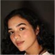 Niñera bilingüe con experiencia en ayudar a niños a aprender y practicar el inglés 