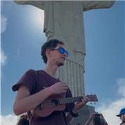 Soy un apasionado del ukelele con más de tres años de experiencia. Ofrezco clases tanto presenciales como online