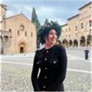 Laureata Lettere/Storia, attrice diplomata. Lezioni online di Italiano e Storia che ti fanno capire davvero. 