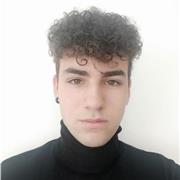 Soy un estudiante de Madrid con el B2 que está sacándose el C1 y quiere aprovechar el verano para hacer lo que le gusta (enseñar). Puedo dar clase tanto a chicos de primaria como de bachillerato