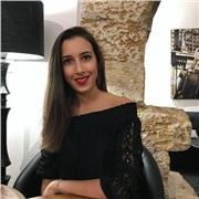 Sono un'insegnante appassionata di discipline umanistiche, con una solida formazione in Lettere.