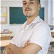 Professor de Geografia, com graduação também em eletrônica, cursando matemática e pedagogia