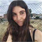 Persona dedicada a prestar clases de refuerzo o ayuda a niños en sus estudios.