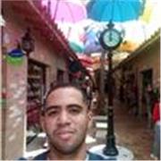 Joven profesor Universitario de apoyo mediante clases presenciales