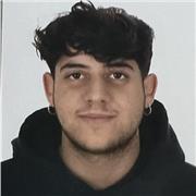 Profesor de padel da clases a todo tipo de personas con diferentes edades