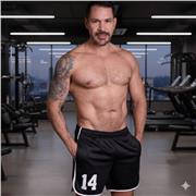 Profesor imparte clases entrenamiento fisico en casa