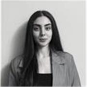 Profesora de inglés que imparte clases a niños