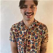 Insegnante di portoghese, inglese e francese con dieci anni di esperienza nell'istruzione formale e privata