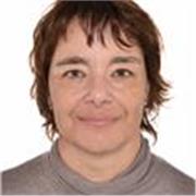 Soy hija de padres angloparlantes, criada en Madrid. Me adapto tanto al inglés UK como de EEUU. Me encanta enseñar.