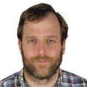  Profesor graduado en matemáticas con máster en educación.