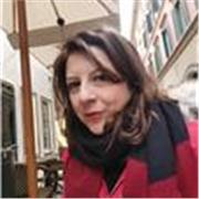 Sono un'insegnante di lettere in una scuola media. Offro lezioni di italiano, storia, geografia e latino