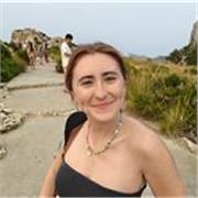 Soy Laia, una estudiante de cuarto grado de economía y Turismo. Llevo desde los 15 años ofreciendo clases de refuerzo educativo