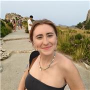 Soy Laia, una estudiante de cuarto grado de economía y Turismo. Llevo desde los 15 años ofreciendo clases de refuerzo educativo