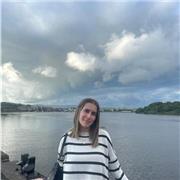profesora de inglés para niños entre primaria y bachillerato