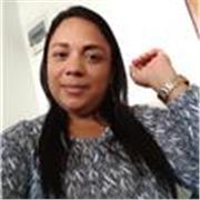 Profesora imparte clases a niños de todas las edades