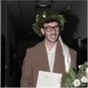 Studente laureato in mediazione linguistica impartisce ripetizioni private a ragazzi di scuola elementare