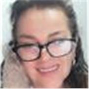 Profesora imparte clases de matemáticas para niños de primaria