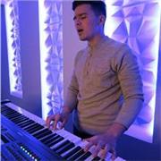 Profesor de música, con excelentes conocimientos en áreas como piano, guitarra, bajo y técnica vocal