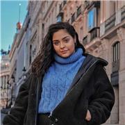Estudiante imparte clases a alumnos de educación primaria