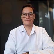 Me defino como un profesional de la comunicación con sólida experiencia en oratoria y un profundo interés en el desarrollo persona