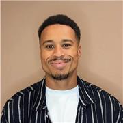 I teach private English lessons to help students speak English confidently and comfortably.