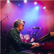 Salut, je suis Pascal Versini : 
je suis pianiste et j'enseigne l'harmonie. 
La méthode que j'utilise m’a été transmise par Bernard Maury,  qui a développé une pédagogie singulière à partir de ses échanges avec le pianiste Bill Evans.
L'objectif de cet en