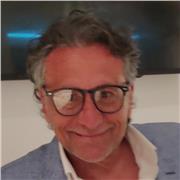 Comunicazione e marketing. Scrittura di testi. Realizzazione di campagne pubblicitarie. Scrittura creativa. Public speaking