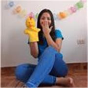 Profesora de educación inicial imparte clases a niños de 2,3,4 y 5 años