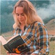 Laureata in traduzione impartisce lezioni di inglese, spagnolo e italiano a studenti di scuole medie e superiori