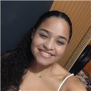 Professora particular que ministra aulas de português, matemática e biologia