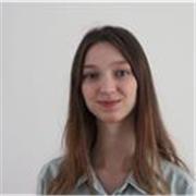 Junge Online-Englisch-Tutorin mit humorvollen und verständlichen Erklärungen