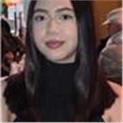 Trabajadora social con experiencia en ciencias políticas, capacitando a jóvenes