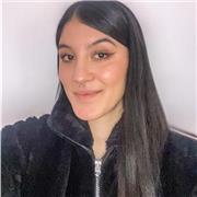 Profesora de comunicación y escritura imparte clases a niños de todas las edades